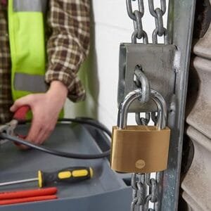 Y110B/50/126/1 Yale Brass Padlock with Hardened Steel Shackle, Brass finish 5 81SMJpwnVjL. AC SX425